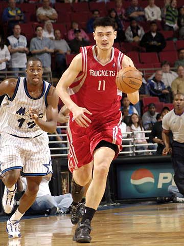 坐在地上摊手！东契奇抱怨裁判毛病不改，湖人拿什么争冠？（东契奇坐地摊手质疑判罚，裁判顽疾不除，湖人拿啥争冠？）