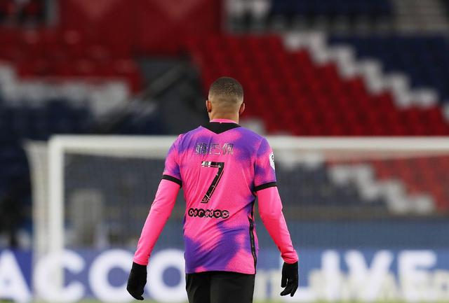 烟雾弹？马刺首节使用8人轮换 但文班亚马并未得到任何上场时间！（烟雾弹还是策略？马刺首节8人轮换，文班亚马未登场）